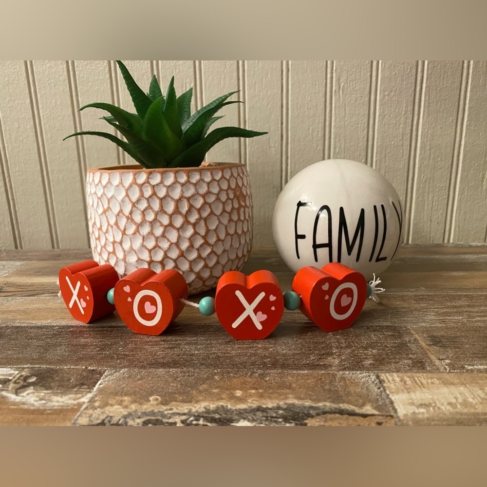 Round ceramic ball that says family in  black writing. New - Picture 4 of 10